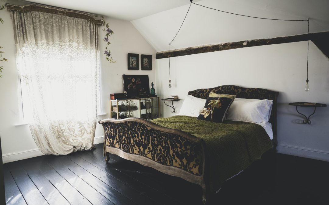 Tips and Ideas to Decorate An Antique Bedroom